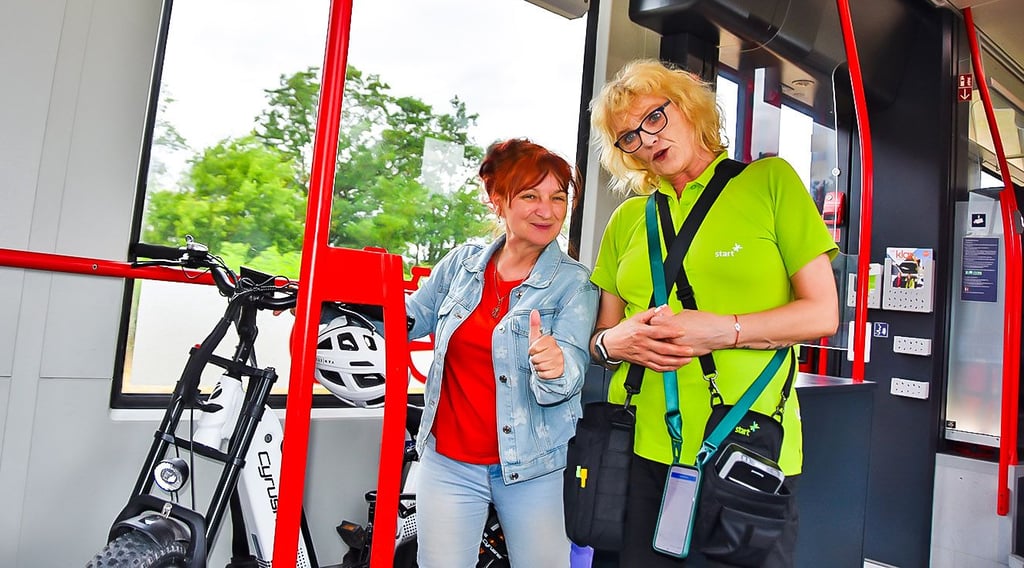 Zwischen Kontrolle, Gespräch und Bahnabenteuern: Fahrgastbetreuerin Steffi Mey (r.) und Journalistin Anett Roisch sind unterwegs in der Regionalbahn von Haldensleben nach Oebisfelde.