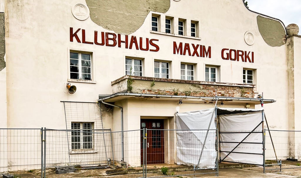 Der Eingangsbereich des Klubhauses "Maxim Gorki" in Nienburg ist eingerüstet. Planen sind zum Schutz angebracht.