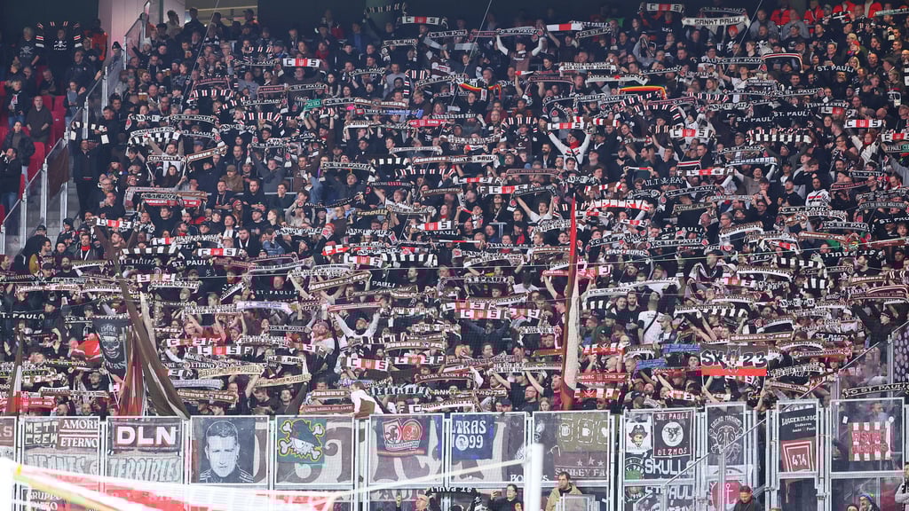 Die Fans vom FC St. Pauli in Leipzig.