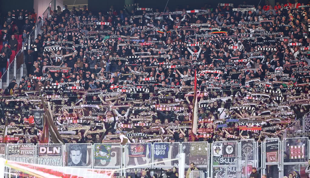 Die Fans vom FC St. Pauli in Leipzig.