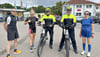 Joyce Hübner (2. v. li.) passierte bei ihrem 38. Marathon in Folge gestern die Ortschaft Möckern. Begleitet wurde sie an dem Tag von Jens Heinrich aus Leitzkau und Barbara Letz aus Zerbst. Eher zufällig kamen bei einer Verpflegungspause die Möckeraner Regionalbereichbeamten Alexander Polowniew (li.) und Polizeihauptmeister Sven Radschun vorbei. Kommentar vom „Running Girl: „Polizei auf Fahrrad hatte ich bisher noch nie.“