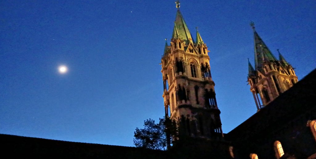 Der Naumburger Dom: Im Sommer gehört die Bühne im Garten den „Naumburger Nächten“. Am 19. Juli 2025 wird der musikalische Reigen eröffnet.