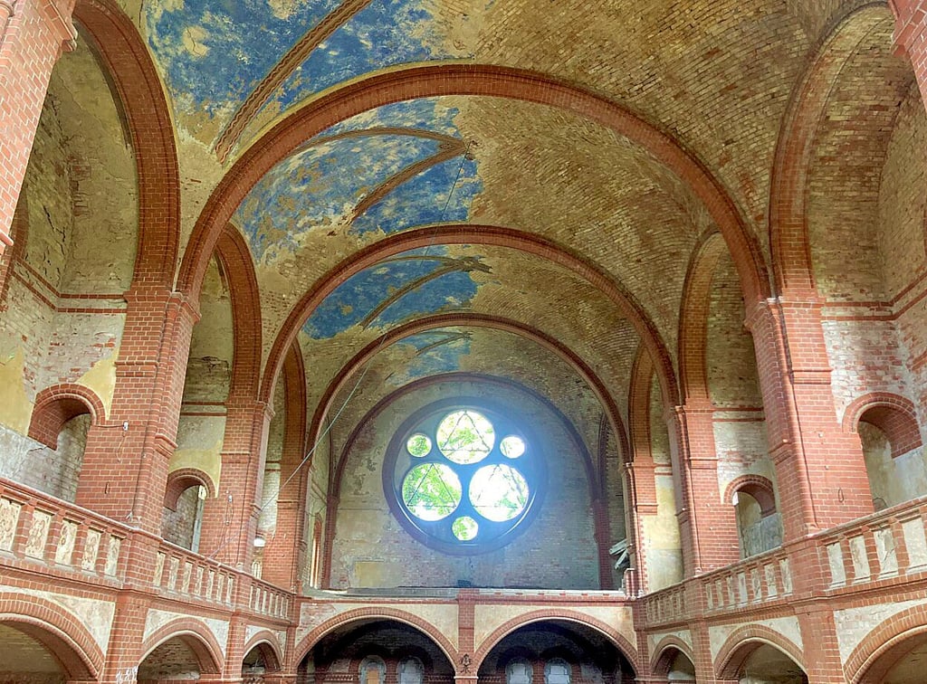 Die Rote Waldauer Kirche bleibt als gesicherte Ruine erhalten.
