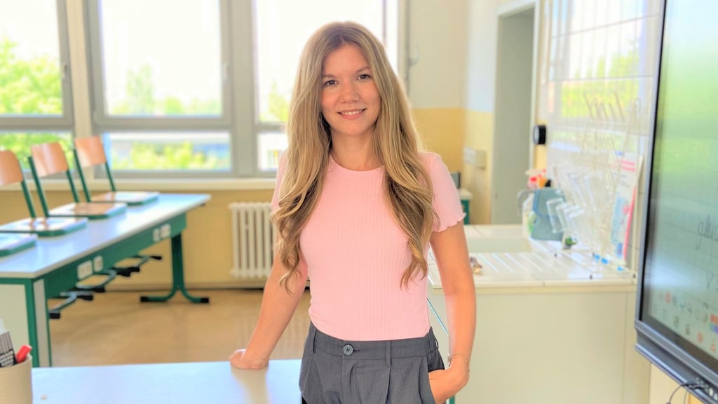 Finja Wellmann im Physikraum der Ganztagsschule Burgbreite in Wernigerode - nach den Ferien wird sie das Fach hier wieder unterrichten.