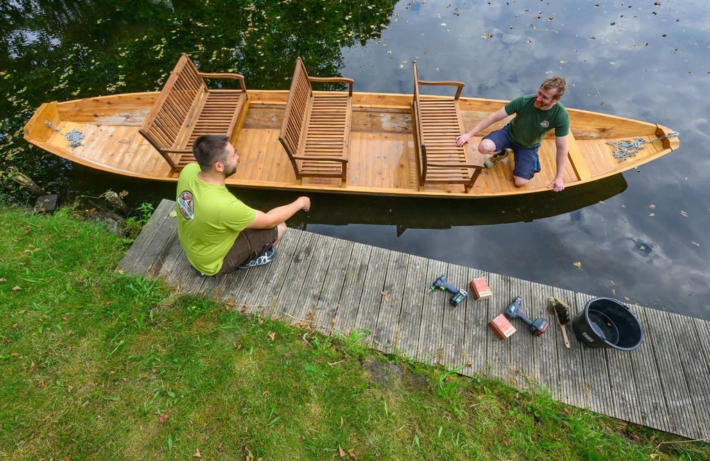 Der Spreewaldkahn von Andreas Zimmer (l) und Marcel Müller besteht aus verleimten Holzplatten.