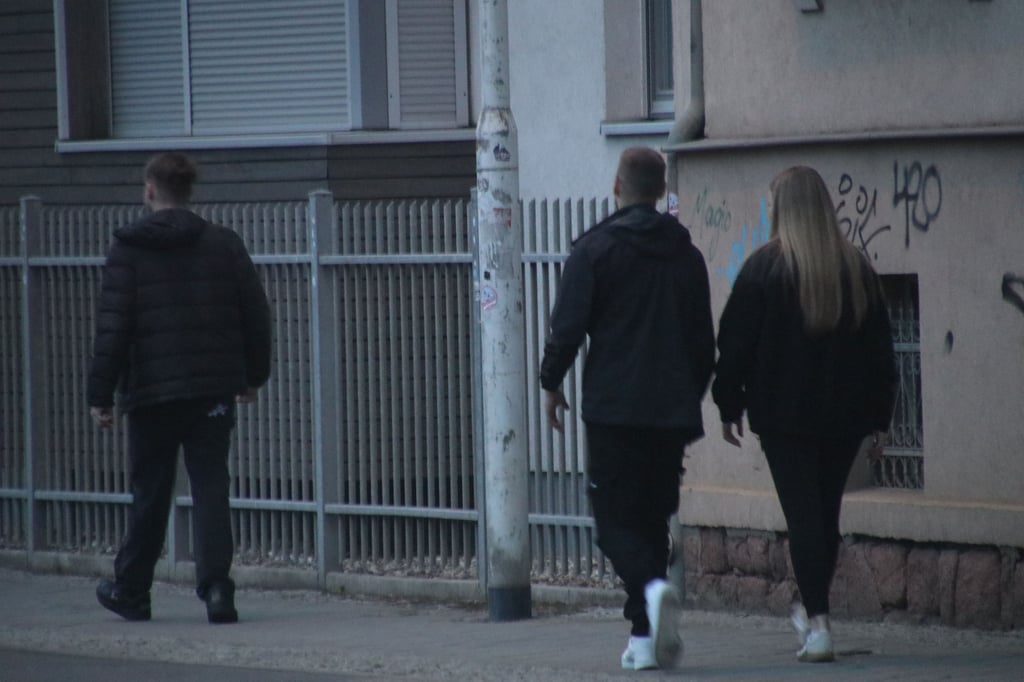 Ein Terrorverdächtiger Hallenser (l.) wird beobachtet.
