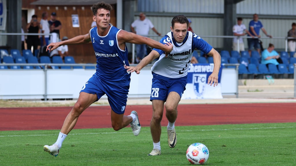Tobias Müller (li.) feiert am Dienstag seinen 31. Geburtstag. Das Training des 1. FCM fand hinter verschlossenen Türen statt. Das Foto von Müller im Duell mit Youngster Marcel Zajusch stammt vom Wochenende.