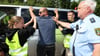 In Hettstedt fand des 4. Polizei Feriencamp statt, bei dem 16 Jugendliche von 14 bis 18 Jahren in die Bereiche der Polizeiarbeit reinschnuppern können. Die Campteilnehmer Hanna Marie Oesterling (2.v.li.) und Benwick Kunert (2.v.re.) nehmen sogar eine Festnahme vor.