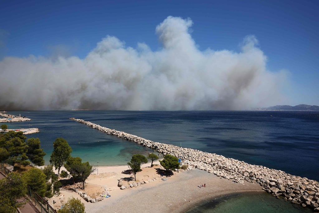 Riesige Rauchwolken versetzen die Bewohner von Marseille in Schrecken.