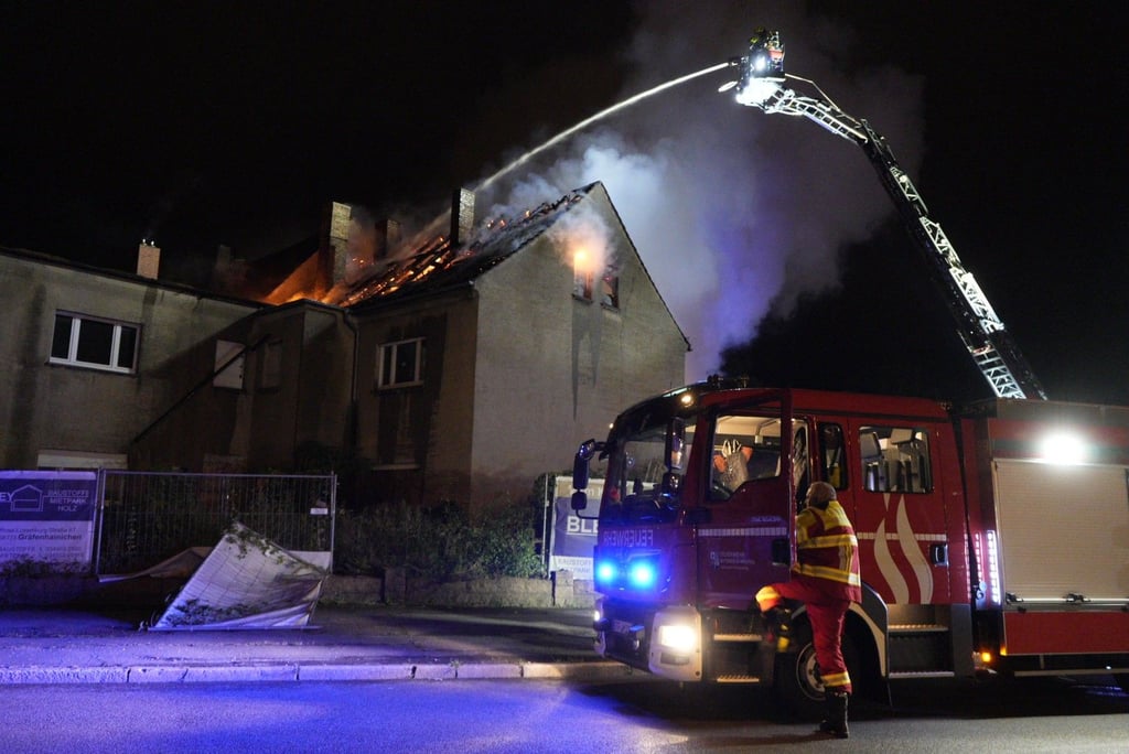 Die Löscharbeiten an dem Haus in Bitterfeld dauerten bis in den Morgen.
