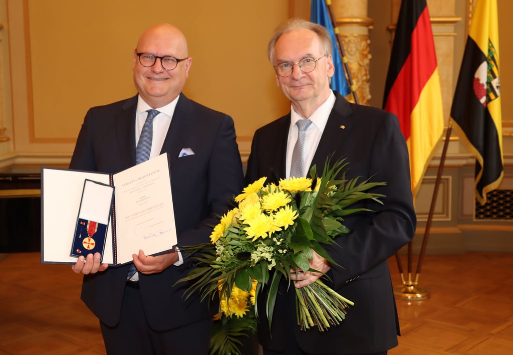 Jens Hennicke (links) übergab Reiner Haseloff die Verdienstmedaille.