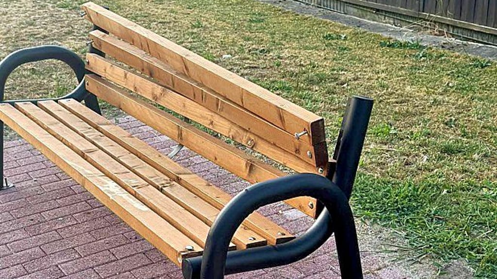 Diese neue Bank in Raguhn wurde beschädigt.