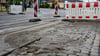 In Magdeburg ist nach einem Wasserrohrbruch die Fahrbahn gesperrt. Auch Straßenbahnen müssen umgeleitet werden.
