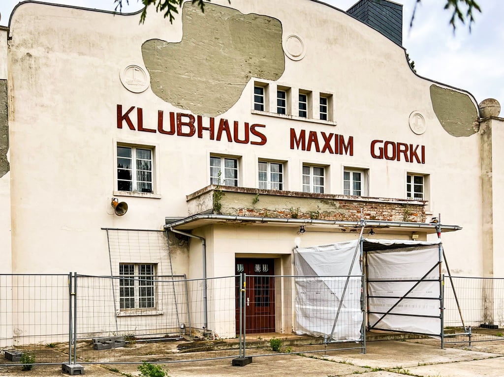 Der Eingangsbereich des Klubhauses "Maxim Gorki" in Nienburg ist eingerüstet. Planen sind zum Schutz angebracht.