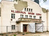 Der Eingangsbereich des Klubhauses "Maxim Gorki" in Nienburg ist eingerüstet. Planen sind zum Schutz angebracht.