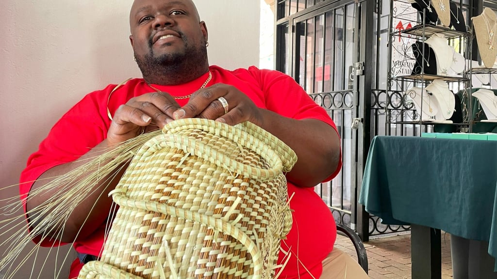 „Die Schilfgräser dafür habe ich selbst geerntet und getrocknet“: Corey Alston beim Korbflechten