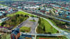 Blick auf den jetzigen alten Busbahnhof. Dieses Areal nennt die Stadt „Bahnhofsquartier“. Es soll in den nächsten Jahren komplett umgestaltet werden. Als erstes baut TotalEnergies E-Ladesäulen, später die Stadt den Ersatzneubau einer Multifunktionshalle. 