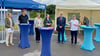 Martina Große-Sudhues (r.) begrüßt die geladenen Gäste zur Rückgabe der rund 100 Hektar großen Überschwemmungsfläche an die Elbe. 