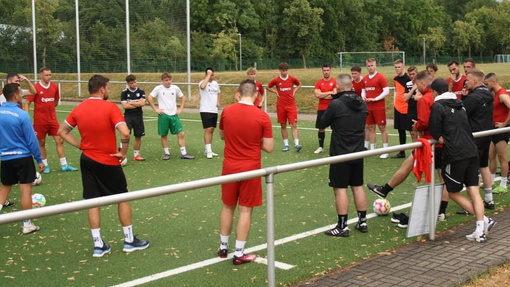Geredet wurde beim Trainingsauftakt nicht viel, bevor es auf der Laufbahn und mit dem Ball zur Sache ging.