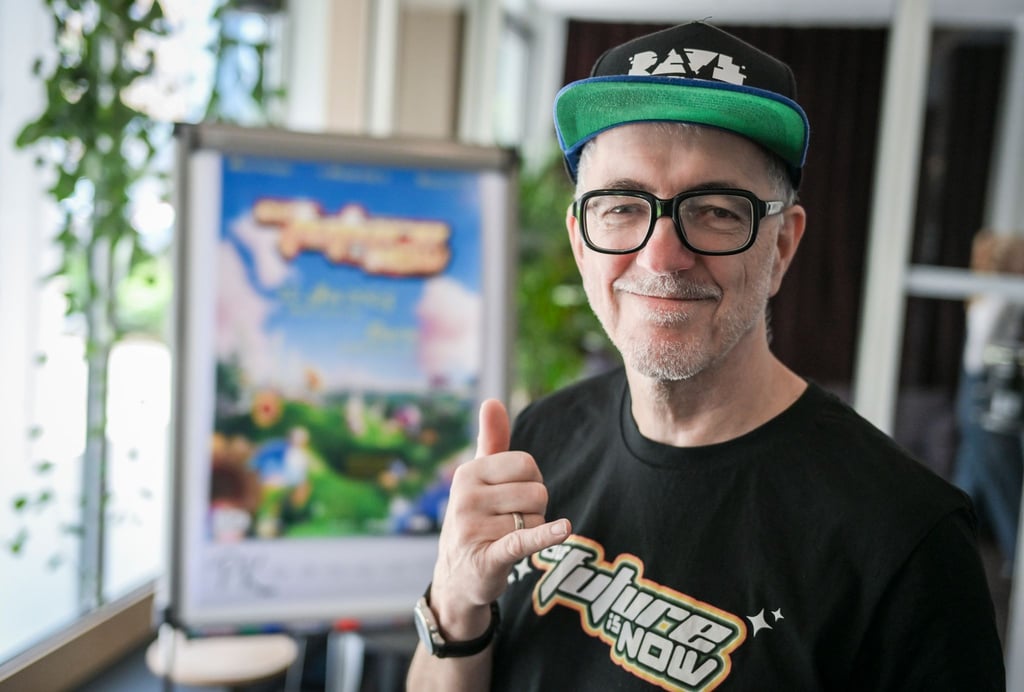 Dr. Motte, DJ und Musiker, gestikuliert auf der Pressekonferenz zur diesjährigen „Rave The Planet Parade - Our Future is now“