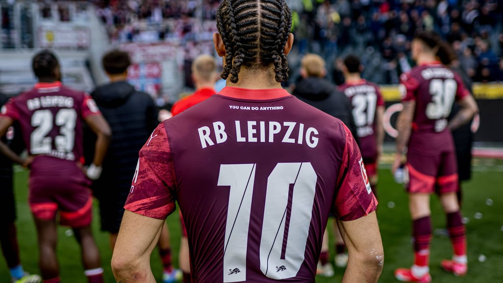 Xavi Simons nach einer RB-Pleite im Kreise seiner Teamkollegen.