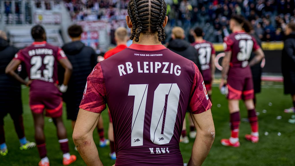Xavi Simons nach einer RB-Pleite im Kreise seiner Teamkollegen.