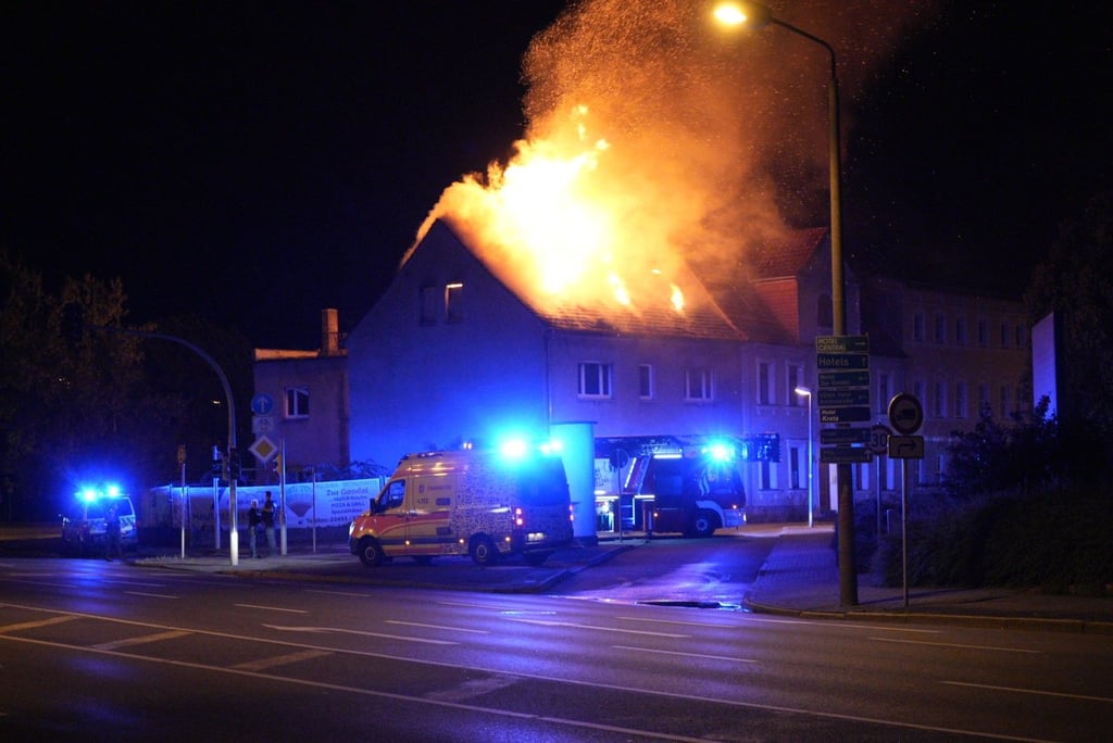 Der Dachstuhl in Bitterfeld stand im Vollbrand.
