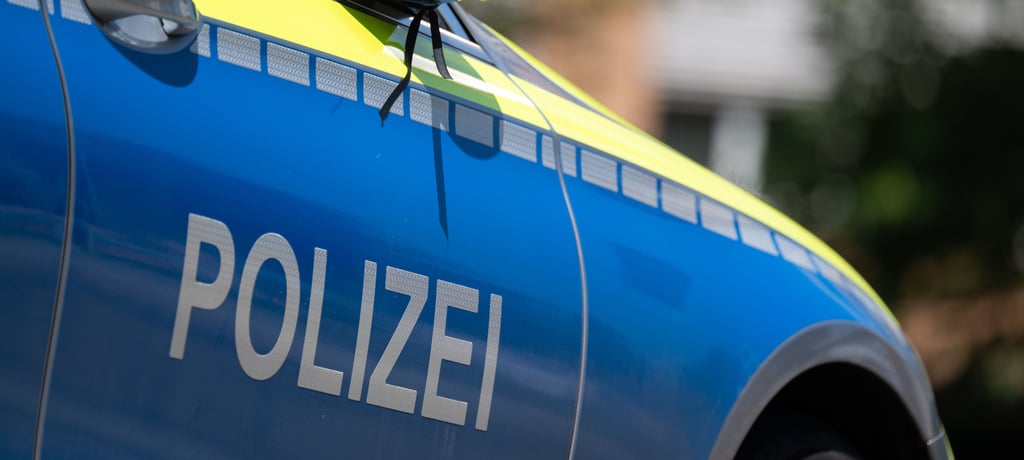 Symbolfoto: Die Polizei nimmt Autofahrer fest.