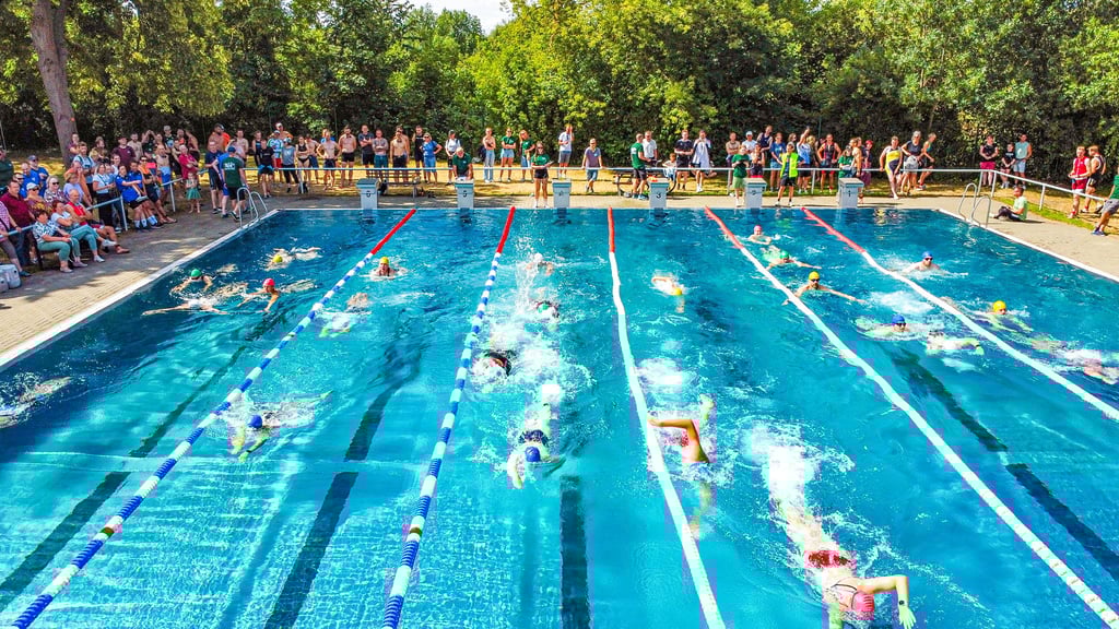 Mit dem Sprung in das kühle Nass wurde der 12. Sparkassen-Triathlon in Wanzleben eröffnet.