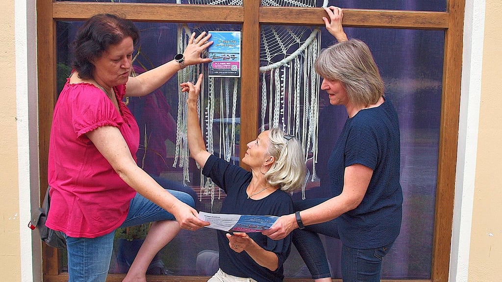 Katrin Kellner (von links), Kathrin Goyer und Birgit Muhl stellten das Programm für den sechsten Yoga-Tag am Arendsee vor.