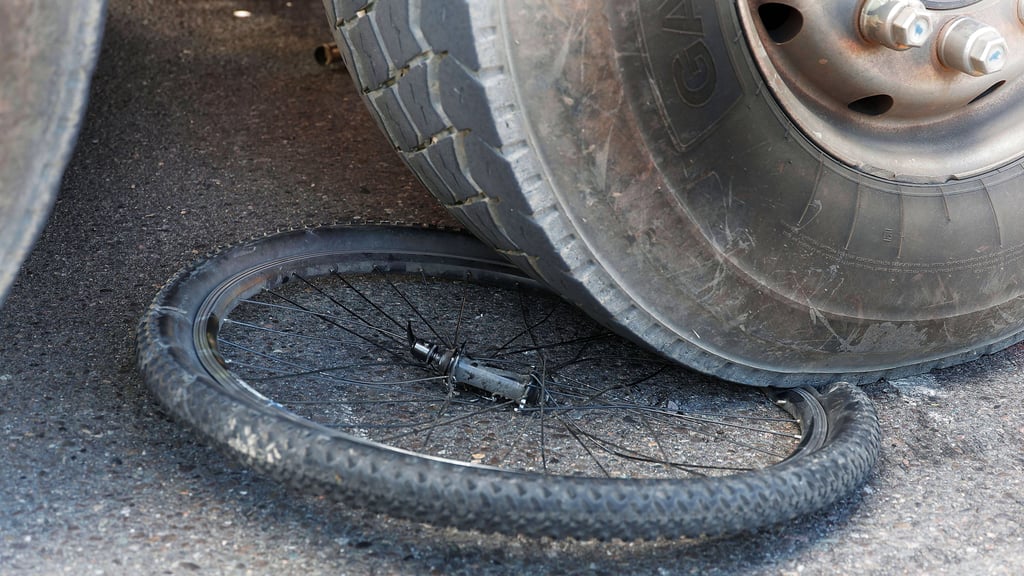 In Mildensee wurde eine Radfahrerin von einem Lkw eingeklemmt.