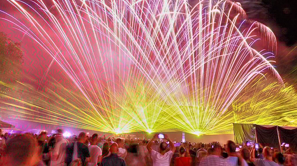 Pyrotechnik und Lasershow machen die Zörbiger DJ-Nacht zum Spektakel.