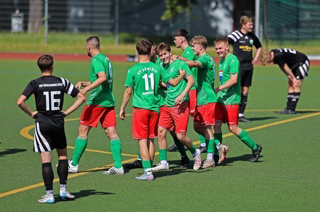 Am Ende der vergangenen Saison hat Subhi Jahjah (M.) noch mit den Arminen den Klassenerhalt bejubelt. Nun ist er beim MSC Preussen gefordert, Stabilität in Kader und Spiel zu bringen.