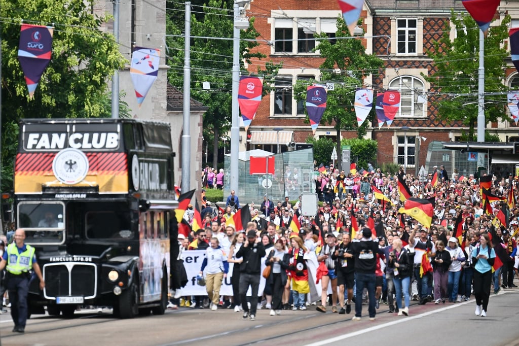 Eine Rekordzahl von deutschen Fans wird für das EM-Spiel gegen Dänemark in Basel erwartet.