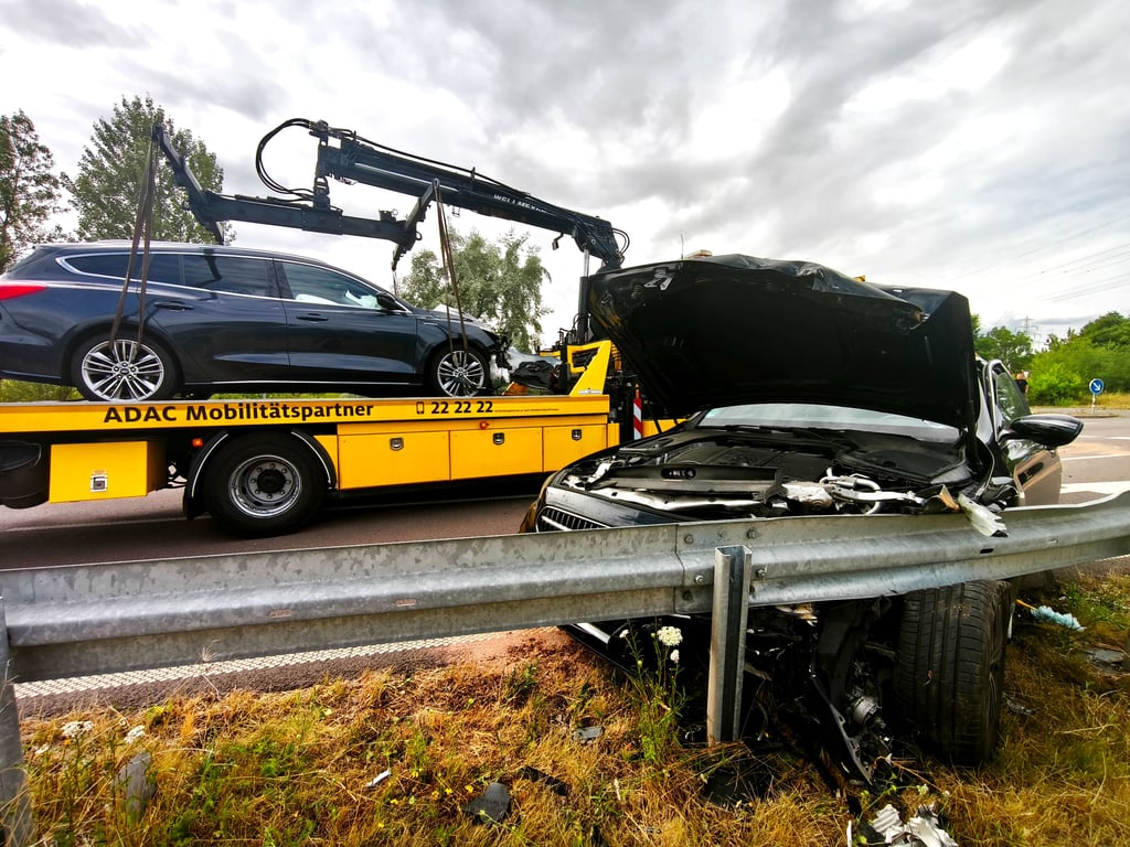 Bei einem Unfall in Beuna wurden zwei Fahrzeuge beschädigt.