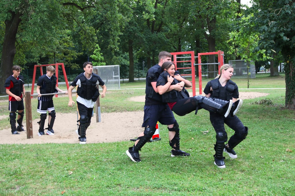 30 junge Menschen im Alter von 14 bis 18 Jahren sind beim Sommercamp der Polizeireviere Stendal und Salzwedel 2025 in der Altmark-Oase in Stendal dabei.