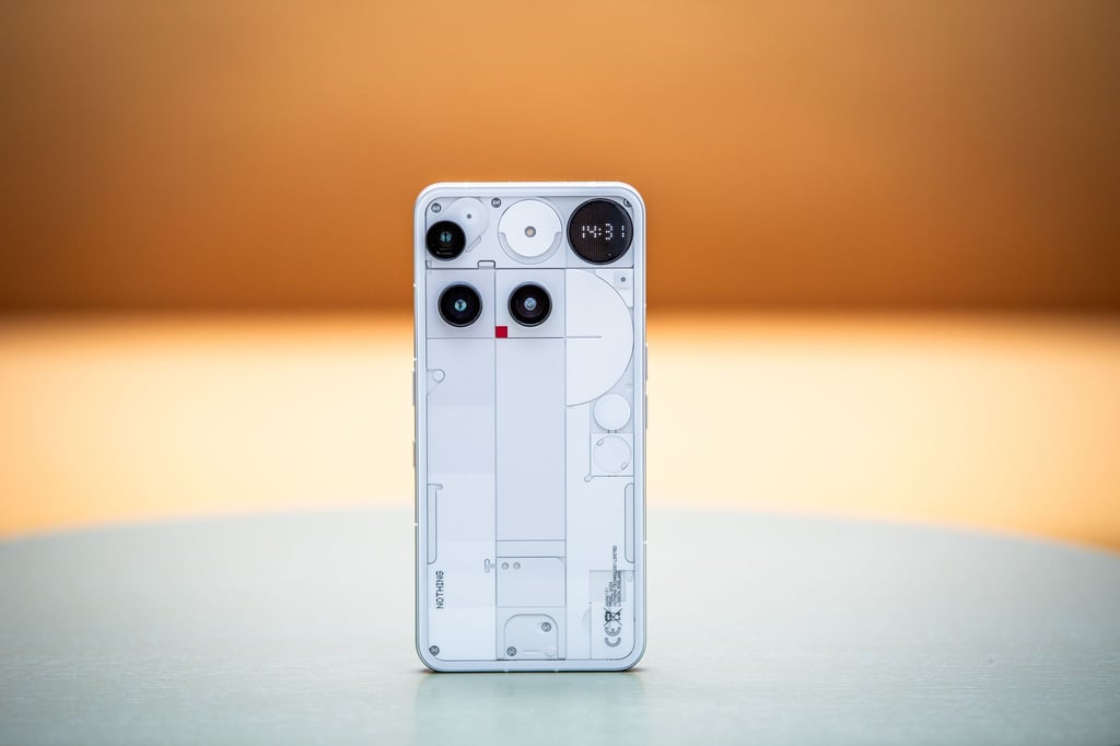 Striche, Kästen, Kreise und ein Bruch mit gewohnten Sichtlinien - die Rückseite des Nothing Phone 3 ist mindestens interessant.