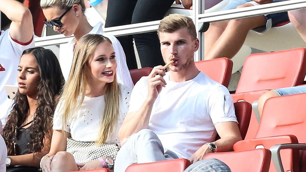 Frisch vermählt und mit der Aussicht auf viel Paar-Zeit auf der Tribüne der Red-Bull-Arena: Timo und Julia Werner&nbsp;