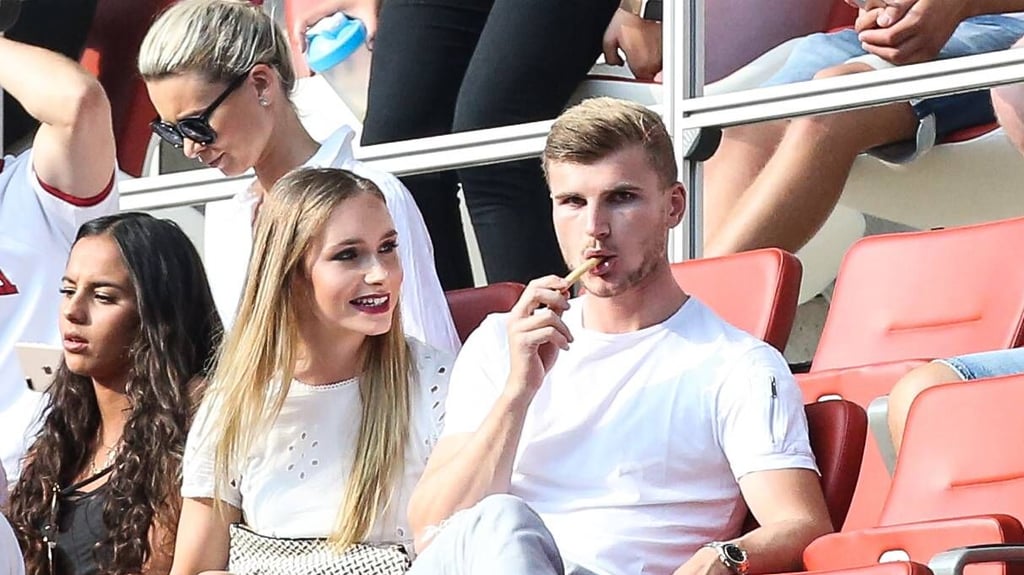 Frisch vermählt und mit der Aussicht auf viel Paar-Zeit auf der Tribüne der Red-Bull-Arena: Timo und Julia Werner