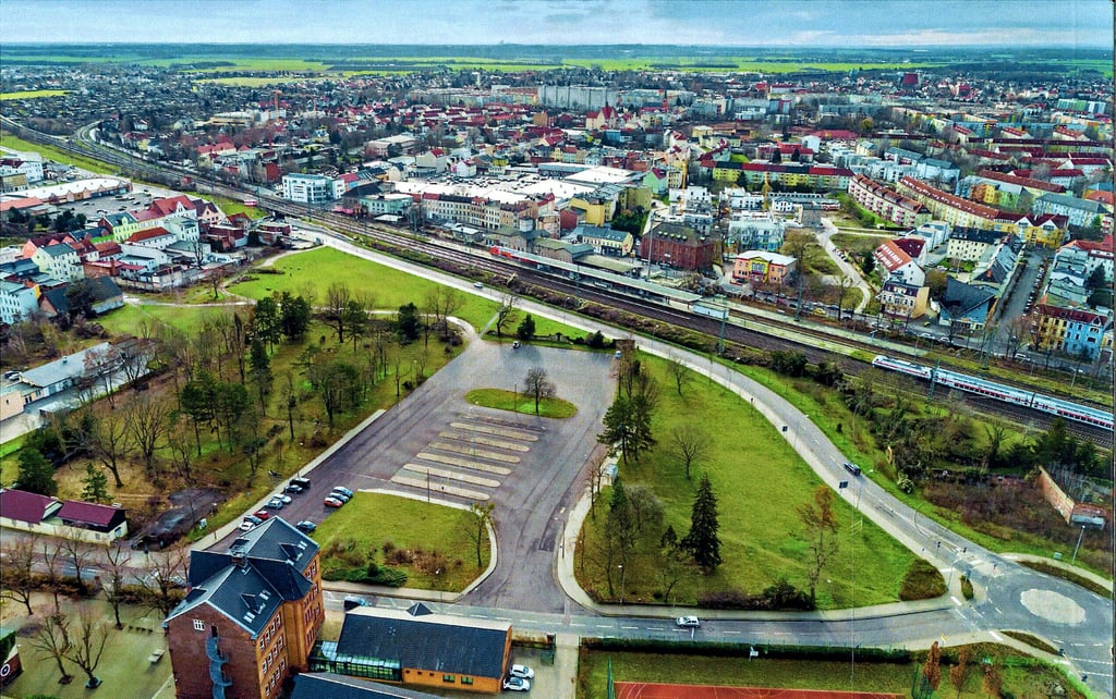 Blick auf den jetzigen alten Busbahnhof. Dieses Areal nennt die Stadt „Bahnhofsquartier“. Es soll in den nächsten Jahren komplett umgestaltet werden. Als erstes baut TotalEnergies E-Ladesäulen, später die Stadt den Ersatzneubau einer Multifunktionshalle.