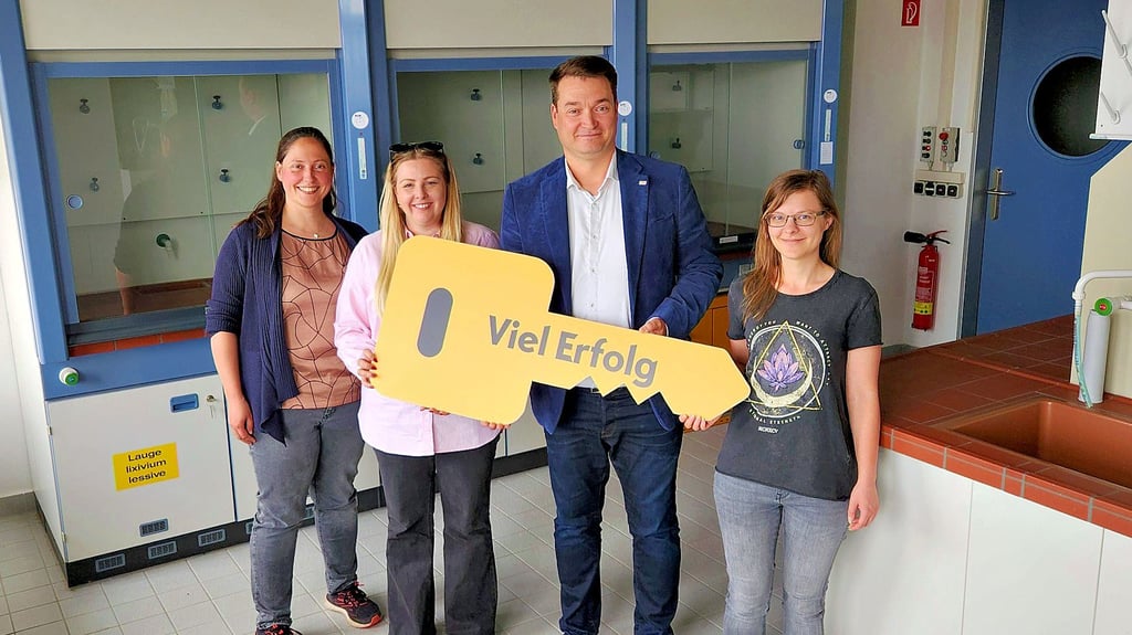 Freude herrscht bei den Gründerinnen der CYNiO GmbH Marlene Baumhardt, Michéle Tille und Sophie Riedel sowie bei TGZ-Geschäftsführer Steve Bruder bei der symbolischen Schlüsselübergabe.
