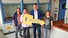 Freude herrscht bei den  Gründerinnen der  CYNiO GmbH Marlene Baumhardt, Michéle Tille und  Sophie Riedel sowie bei TGZ-Geschäftsführer Steve Bruder bei der symbolischen Schlüsselübergabe.