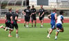 Während sie die Spieler beim Laufen im Blick behalten, befinden sich Markus Fiedler (r.) und seine Co-Trainer in einer ihrer häufigen Besprechungen. 