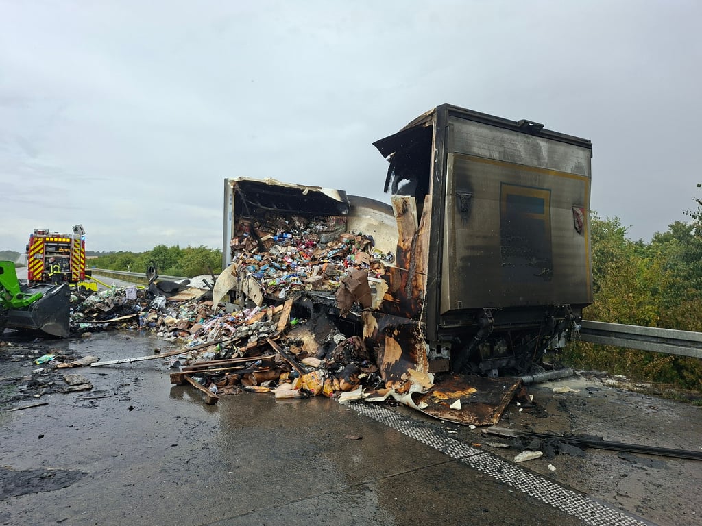 Völlig ausgebrannt ist der Anhänger auf der A 14. Er war vor allem mit Lebensmitteln beladen.