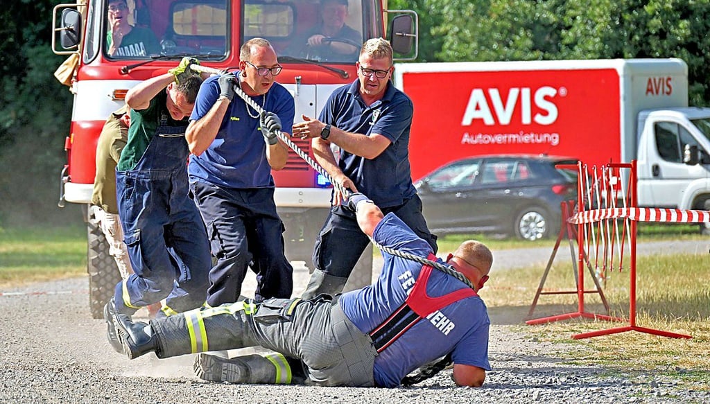 Voller Einsatz: Mehringens Feuerwehr wollte beim Bus-Trecking zu viel, konnte aber nach dem Sturz noch einmal wiederholen. Am Ende kam die Mannschaft auf den vierten Platz.