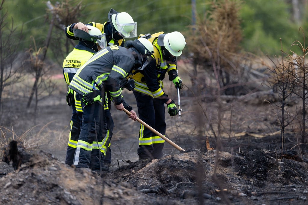 Versteckte Glutnester werden die Feuerwehrleute noch einige Tage nach dem Waldbrand auf der Saalfelder Höhe beschäftigen.