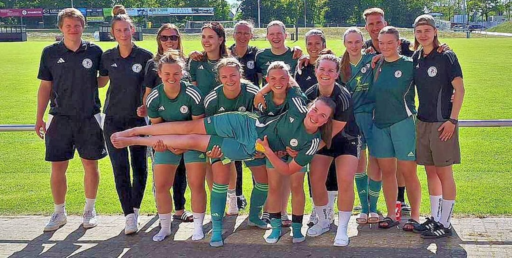 Die Frauenmannschaft des SSV 80 Gardelegen: (hintere Reihe von links) Martin Gille, Marie-Sophie Hahn, Sara Lübke, Isabelle Rummel, Christina Strick, Annemarie Westphal, Louise Erxleben, Xaver Haak, Anika Badenhop, Anika Klug; (vordere Reihe von links) Fabiene Matschuks, Jule Gärtner, Julia Manigk, Alina Lindecke; (ganz vorn) Friederike Giese.