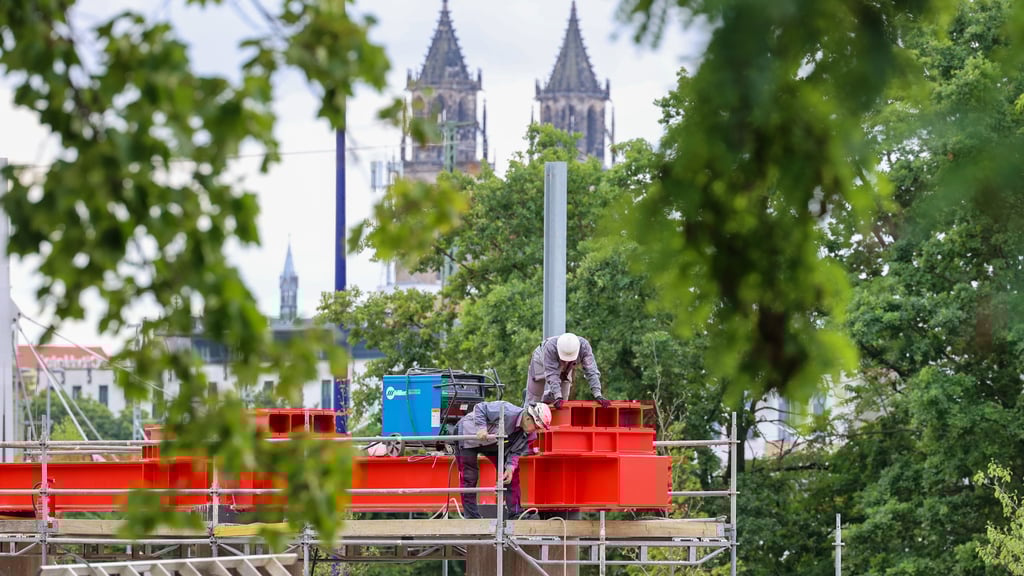 Bauarbeiter montieren auf den alten Stützpfeilern der Ringbrücke am Damaschkeplatz in Magdeburg die Vorrichtungen für die Behelfsbrücken. Deren Einschub steht nun kurz bevor.