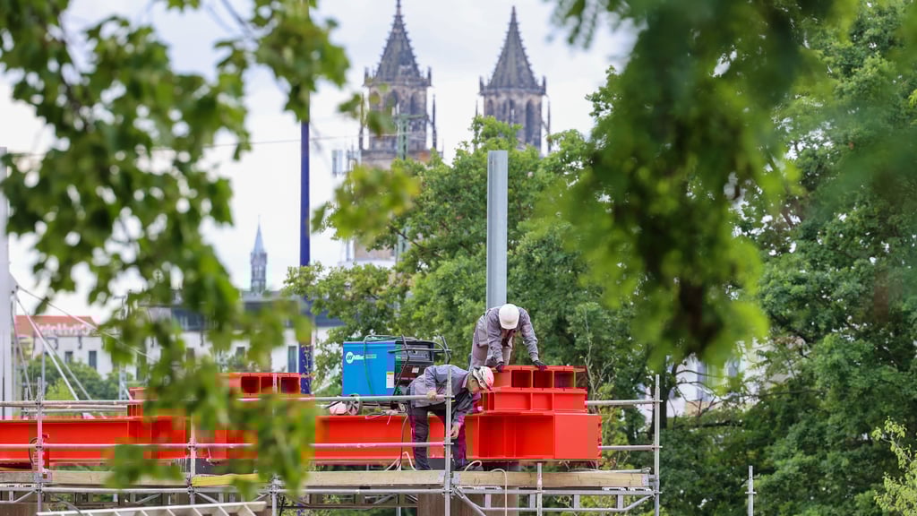 Bauarbeiter montieren auf den alten Stützpfeilern der Ringbrücke am Damaschkeplatz in Magdeburg die Vorrichtungen für die Behelfsbrücken. Deren Einschub steht nun kurz bevor.