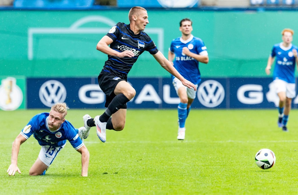 Palko Dardai (vorn) setzt seine Karriere in Ungarn fort.